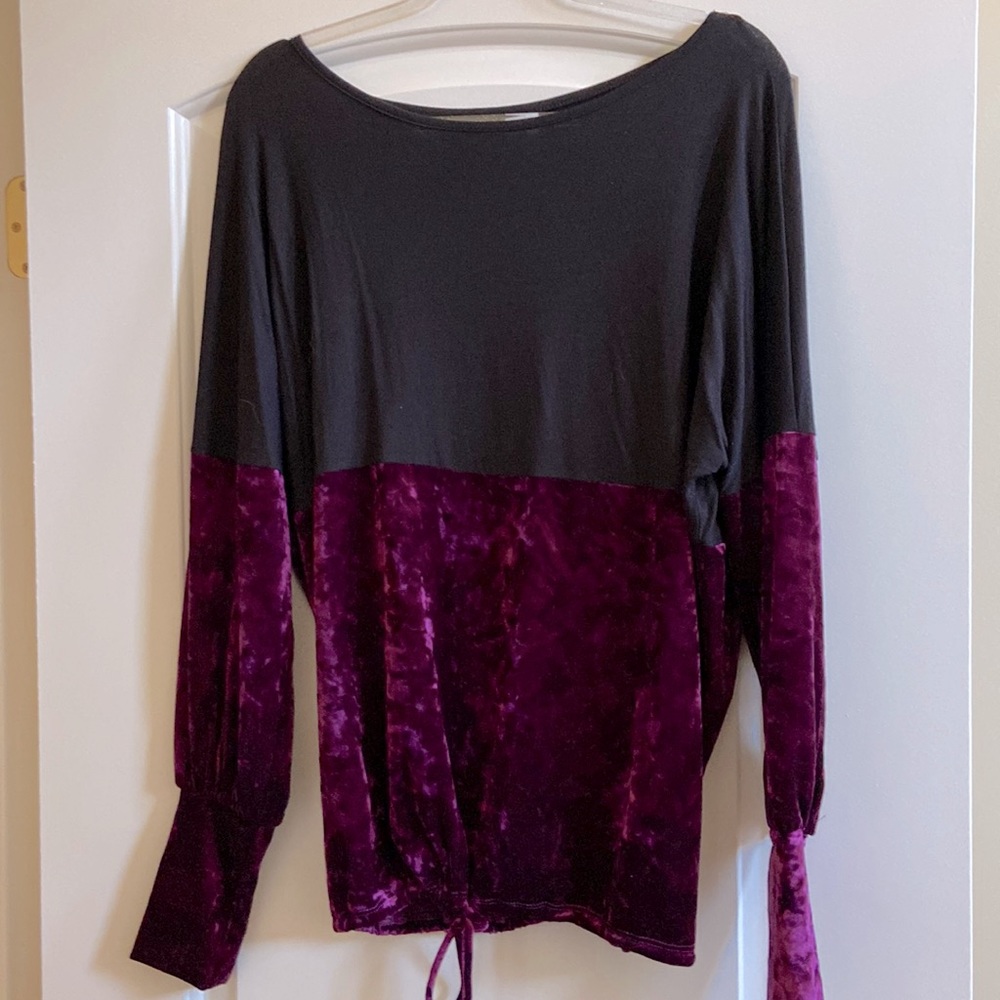 🆕 Beautiful plum coloured velvet top in size M